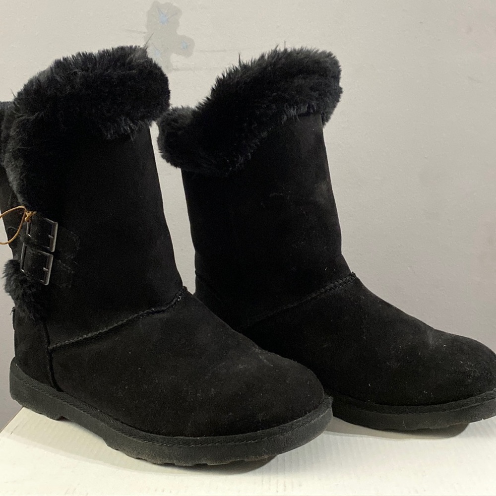 Makalu fuzzy boots